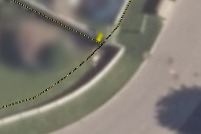 An interactive map shows a yellow property line and a fence that appears to be built past it.