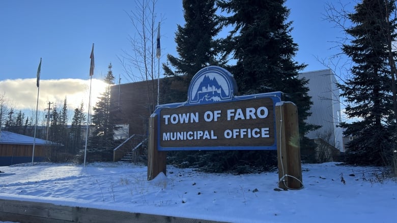 A sign outside a building reads, 'Faro municipal office.'