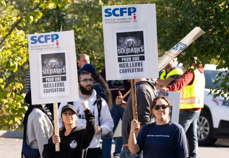 Port of Montreal longshore workers begin a three-day strike outside the Maisonneuve Termont terminal in Montreal, Monday, Sept. 30, 2024.