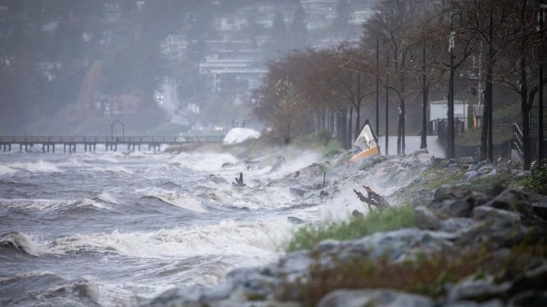 Big waves hit rocks.